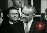 Standbild Präsident Lyndon Johnson bei Glassboro Gipfel Glassboro New Jersey USA, 1966, aus Sekunde 15 historischem Filmmaterial Videoclip 65675021949
