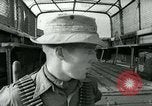 Image British Royal Marines bouclage cratère canton Aden au Yémen, 1966, de la seconde 33 séquences d'archives historiques vidéo 65675021952