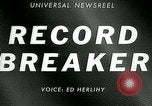Immagine di Jim Ryun rompere il record mondiale di miglio Bakersfield California USA, 1967, secondo 1 filmato di repertorio 65675021956