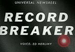 Immagine di Jim Ryun rompere il record mondiale di miglio Bakersfield California USA, 1967, secondo 4 filmato di repertorio 65675021956