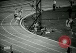 Immagine di Jim Ryun rompere il record mondiale di miglio Bakersfield California USA, 1967, secondo 6 filmato di repertorio 65675021956