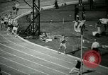 Immagine di Jim Ryun rompere il record mondiale di miglio Bakersfield California USA, 1967, secondo 7 filmato di repertorio 65675021956