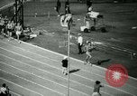 Immagine di Jim Ryun rompere il record mondiale di miglio Bakersfield California USA, 1967, secondo 8 filmato di repertorio 65675021956