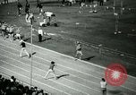 Immagine di Jim Ryun rompere il record mondiale di miglio Bakersfield California USA, 1967, secondo 9 filmato di repertorio 65675021956
