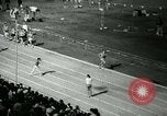 Immagine di Jim Ryun rompere il record mondiale di miglio Bakersfield California USA, 1967, secondo 10 filmato di repertorio 65675021956