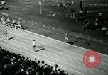 Immagine di Jim Ryun rompere il record mondiale di miglio Bakersfield California USA, 1967, secondo 11 filmato di repertorio 65675021956