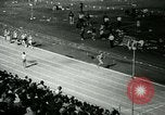 Immagine di Jim Ryun rompere il record mondiale di miglio Bakersfield California USA, 1967, secondo 12 filmato di repertorio 65675021956