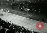 Immagine di Jim Ryun rompere il record mondiale di miglio Bakersfield California USA, 1967, secondo 13 filmato di repertorio 65675021956