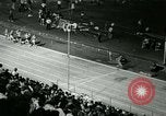 Immagine di Jim Ryun rompere il record mondiale di miglio Bakersfield California USA, 1967, secondo 14 filmato di repertorio 65675021956