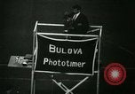 Immagine di Jim Ryun rompere il record mondiale di miglio Bakersfield California USA, 1967, secondo 15 filmato di repertorio 65675021956