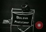 Immagine di Jim Ryun rompere il record mondiale di miglio Bakersfield California USA, 1967, secondo 16 filmato di repertorio 65675021956