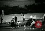 Immagine di Jim Ryun rompere il record mondiale di miglio Bakersfield California USA, 1967, secondo 18 filmato di repertorio 65675021956
