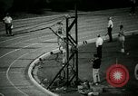 Immagine di Jim Ryun rompere il record mondiale di miglio Bakersfield California USA, 1967, secondo 21 filmato di repertorio 65675021956