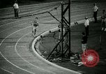 Immagine di Jim Ryun rompere il record mondiale di miglio Bakersfield California USA, 1967, secondo 22 filmato di repertorio 65675021956