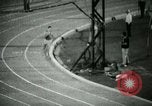 Immagine di Jim Ryun rompere il record mondiale di miglio Bakersfield California USA, 1967, secondo 23 filmato di repertorio 65675021956