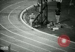 Immagine di Jim Ryun rompere il record mondiale di miglio Bakersfield California USA, 1967, secondo 24 filmato di repertorio 65675021956