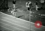 Immagine di Jim Ryun rompere il record mondiale di miglio Bakersfield California USA, 1967, secondo 25 filmato di repertorio 65675021956