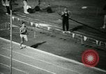Immagine di Jim Ryun rompere il record mondiale di miglio Bakersfield California USA, 1967, secondo 26 filmato di repertorio 65675021956