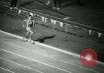 Immagine di Jim Ryun rompere il record mondiale di miglio Bakersfield California USA, 1967, secondo 27 filmato di repertorio 65675021956