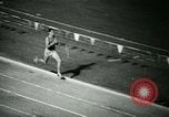 Immagine di Jim Ryun rompere il record mondiale di miglio Bakersfield California USA, 1967, secondo 28 filmato di repertorio 65675021956