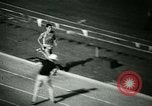 Immagine di Jim Ryun rompere il record mondiale di miglio Bakersfield California USA, 1967, secondo 29 filmato di repertorio 65675021956