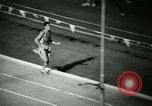 Immagine di Jim Ryun rompere il record mondiale di miglio Bakersfield California USA, 1967, secondo 30 filmato di repertorio 65675021956