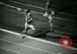 Immagine di Jim Ryun rompere il record mondiale di miglio Bakersfield California USA, 1967, secondo 31 filmato di repertorio 65675021956