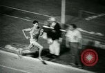 Immagine di Jim Ryun rompere il record mondiale di miglio Bakersfield California USA, 1967, secondo 32 filmato di repertorio 65675021956