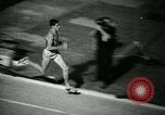 Immagine di Jim Ryun rompere il record mondiale di miglio Bakersfield California USA, 1967, secondo 33 filmato di repertorio 65675021956