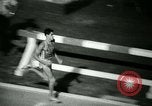 Immagine di Jim Ryun rompere il record mondiale di miglio Bakersfield California USA, 1967, secondo 34 filmato di repertorio 65675021956