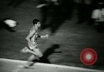 Immagine di Jim Ryun rompere il record mondiale di miglio Bakersfield California USA, 1967, secondo 35 filmato di repertorio 65675021956