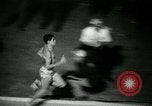 Immagine di Jim Ryun rompere il record mondiale di miglio Bakersfield California USA, 1967, secondo 36 filmato di repertorio 65675021956