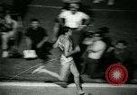 Immagine di Jim Ryun rompere il record mondiale di miglio Bakersfield California USA, 1967, secondo 37 filmato di repertorio 65675021956