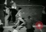 Immagine di Jim Ryun rompere il record mondiale di miglio Bakersfield California USA, 1967, secondo 38 filmato di repertorio 65675021956