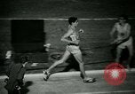 Immagine di Jim Ryun rompere il record mondiale di miglio Bakersfield California USA, 1967, secondo 39 filmato di repertorio 65675021956