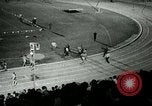 Immagine di Jim Ryun rompere il record mondiale di miglio Bakersfield California USA, 1967, secondo 40 filmato di repertorio 65675021956