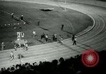 Immagine di Jim Ryun rompere il record mondiale di miglio Bakersfield California USA, 1967, secondo 41 filmato di repertorio 65675021956