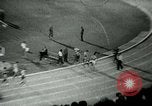 Immagine di Jim Ryun rompere il record mondiale di miglio Bakersfield California USA, 1967, secondo 42 filmato di repertorio 65675021956