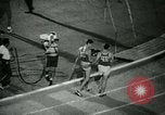 Immagine di Jim Ryun rompere il record mondiale di miglio Bakersfield California USA, 1967, secondo 43 filmato di repertorio 65675021956