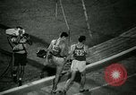 Immagine di Jim Ryun rompere il record mondiale di miglio Bakersfield California USA, 1967, secondo 44 filmato di repertorio 65675021956