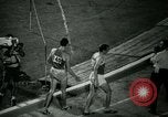 Immagine di Jim Ryun rompere il record mondiale di miglio Bakersfield California USA, 1967, secondo 45 filmato di repertorio 65675021956