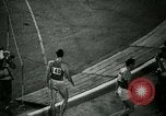 Immagine di Jim Ryun rompere il record mondiale di miglio Bakersfield California USA, 1967, secondo 46 filmato di repertorio 65675021956