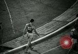 Immagine di Jim Ryun rompere il record mondiale di miglio Bakersfield California USA, 1967, secondo 47 filmato di repertorio 65675021956