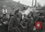 Standbild USA Soldaten Frankreich, 1918, aus Sekunde 12 historischem Filmmaterial Videoclip 65675021973