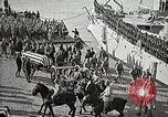 Standbild American unbekannten Soldaten geehrt in Frankreich und transportiert nach Amerika Frankreich, 1921, aus Sekunde 34 historischem Filmmaterial Videoclip 65675021987