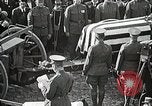 Standbild American unbekannten Soldaten geehrt in Frankreich und transportiert nach Amerika Frankreich, 1921, aus Sekunde 49 historischem Filmmaterial Videoclip 65675021987
