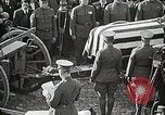 Standbild American unbekannten Soldaten geehrt in Frankreich und transportiert nach Amerika Frankreich, 1921, aus Sekunde 50 historischem Filmmaterial Videoclip 65675021987
