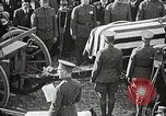 Standbild American unbekannten Soldaten geehrt in Frankreich und transportiert nach Amerika Frankreich, 1921, aus Sekunde 51 historischem Filmmaterial Videoclip 65675021987