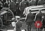 Standbild American unbekannten Soldaten geehrt in Frankreich und transportiert nach Amerika Frankreich, 1921, aus Sekunde 52 historischem Filmmaterial Videoclip 65675021987