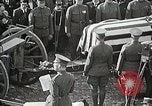 Standbild American unbekannten Soldaten geehrt in Frankreich und transportiert nach Amerika Frankreich, 1921, aus Sekunde 53 historischem Filmmaterial Videoclip 65675021987